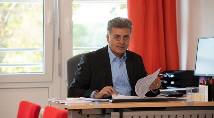 Prof. Jan Kizilhan sitzt am Schreibtisch